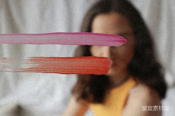 一个拿着粉色管子的人