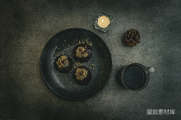 高清摄影 一份食物放在一杯咖啡旁边。