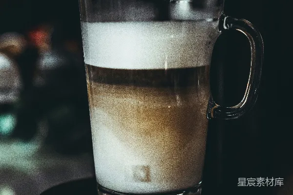 桌子上放着一杯咖啡