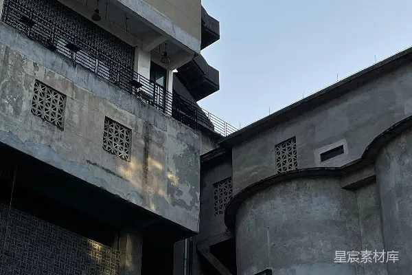 高清摄影 一座高大的建筑物，上面的侧面有一个钟。