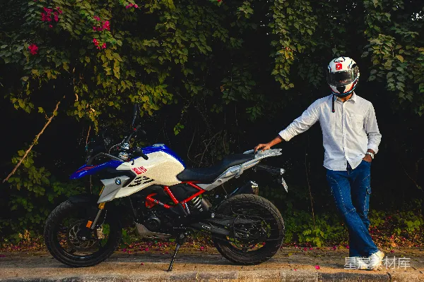 一名男子骑着摩托车摆姿势。