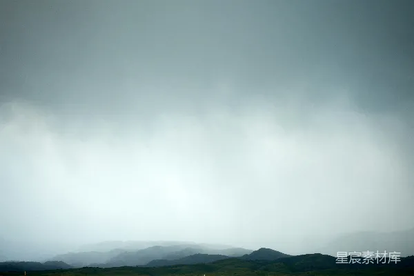 远处山景下的田地视野