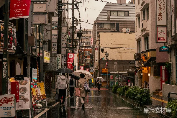日本下雨的街上人们在行走。
