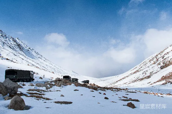 白天雪覆盖的山川在蓝天之下