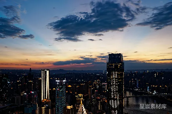 夕阳下的城市景观