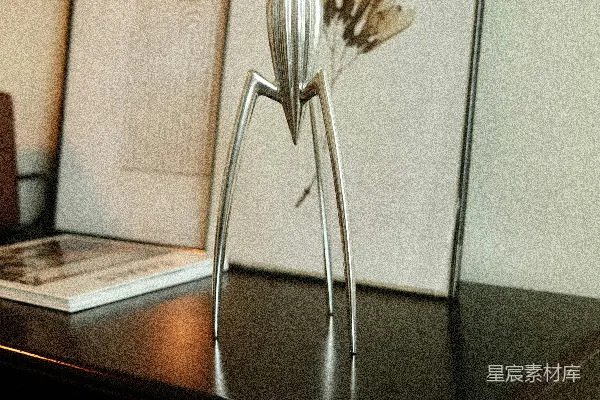 桌子上有一张照片和一个雕塑。