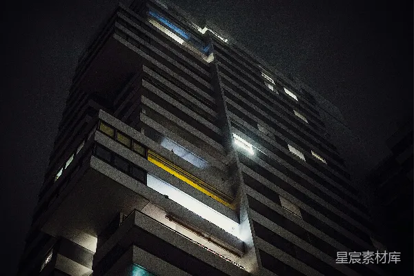 高清摄影 一幢在黑暗中照亮的高楼