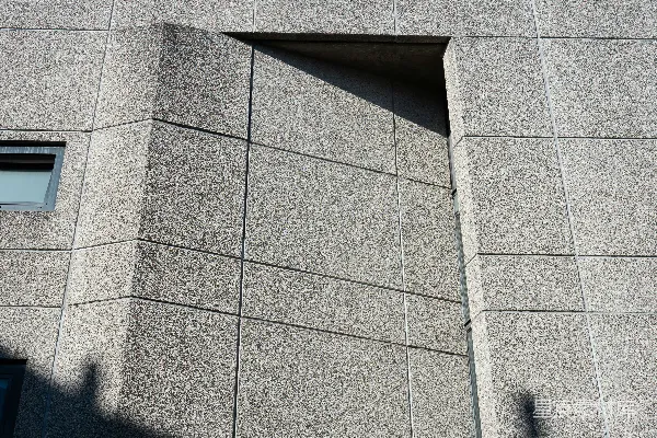 高清摄影 现代混凝土建筑外立面，带有几何阴影。