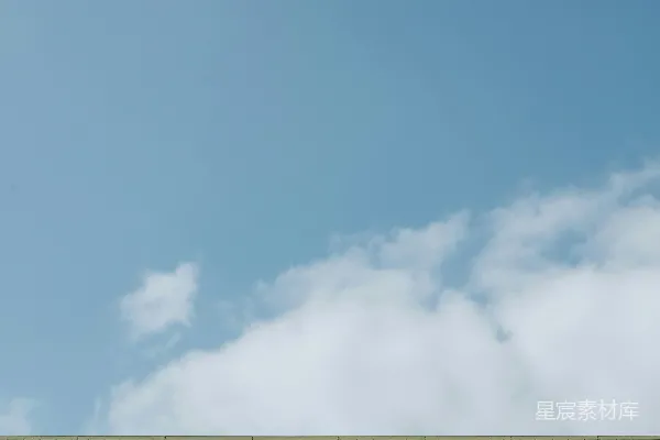 绿色木屋的屋顶