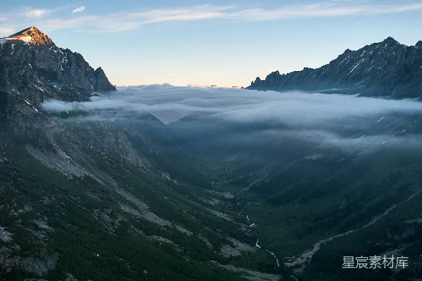 被雾环绕的山谷
