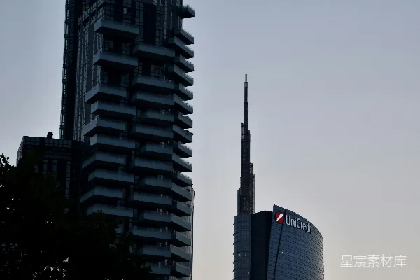 高清摄影 一座位于城市中央的非常高的建筑