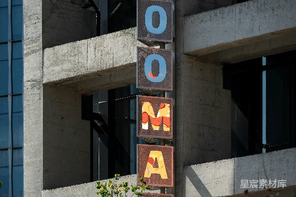 高清摄影 一座建筑上有彩色字母写着“bloom”的字样。
