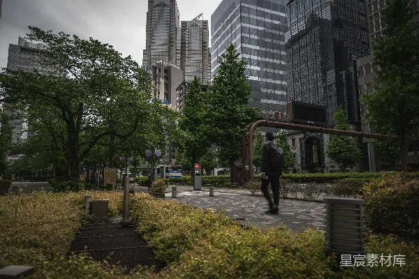 高清摄影 一个男人正在城市的人行道上行走。