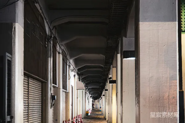 高清摄影 一排关闭的门在建筑物的一侧