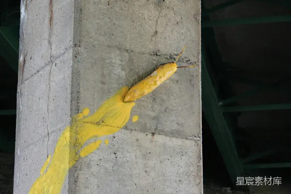 高清摄影 一堵水泥柱子上的黄色涂鸦