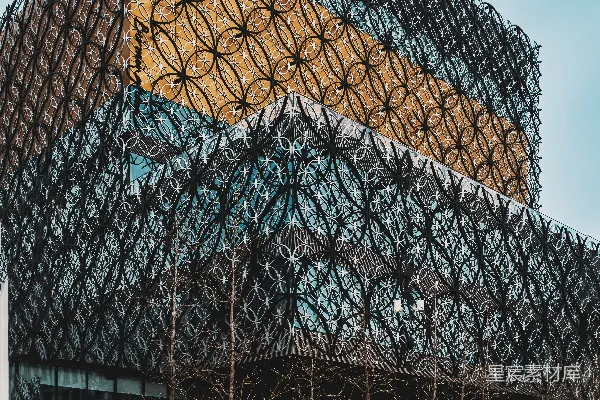 高清摄影 一座非常大的建筑，有一个非常大的黄色圆顶。