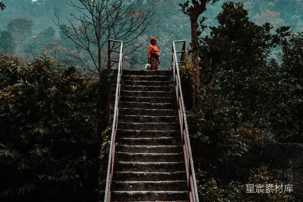 高清摄影 楼梯上的那个人