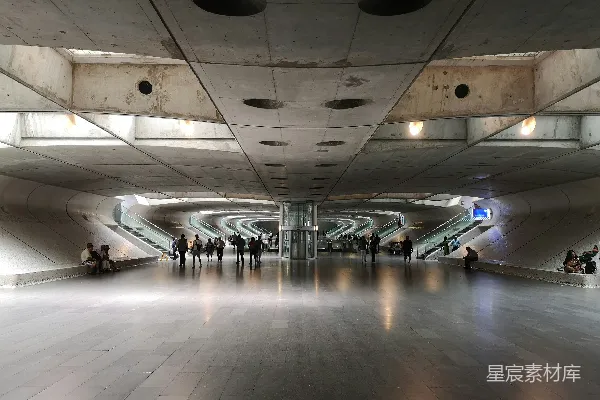 高清摄影 人们在建筑物内行走