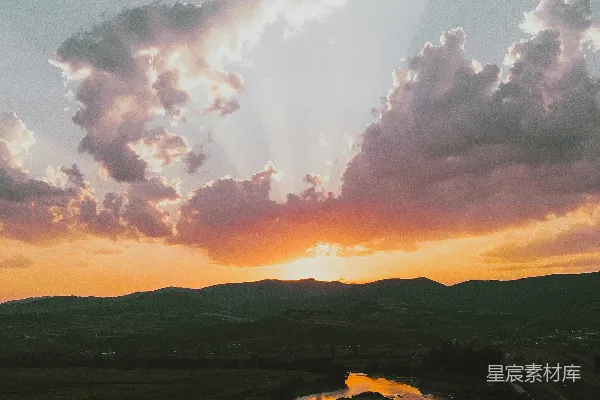 夕阳下水上白船与Brown船