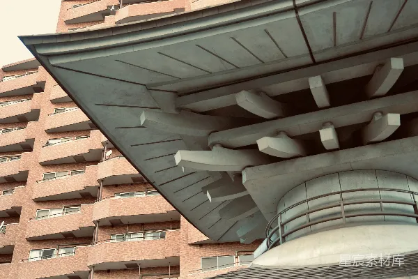 高清摄影 一座大型建筑，背景中有一座非常高的建筑。