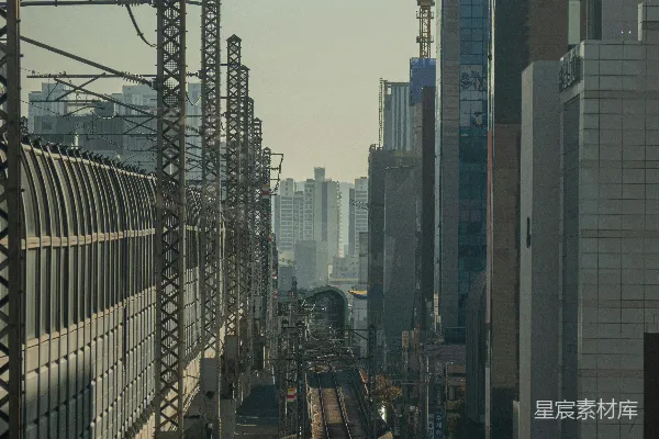火车轨道穿过一座被高建筑群环绕的城市。