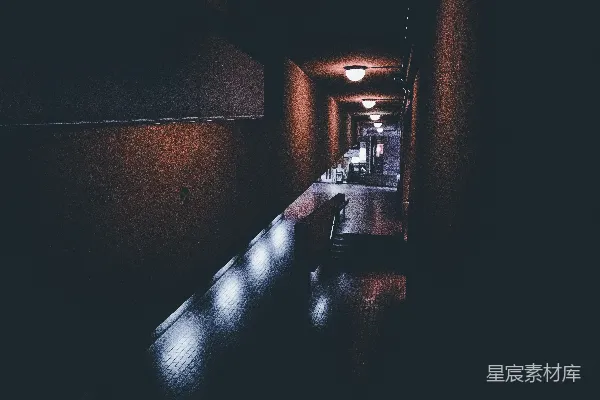 高清摄影 走廊展示了有照明的天花板圆顶灯。