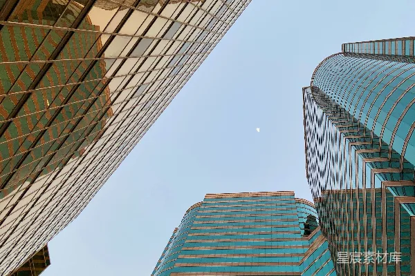 高清摄影 仰望着城市中两栋高耸的摩天大楼。