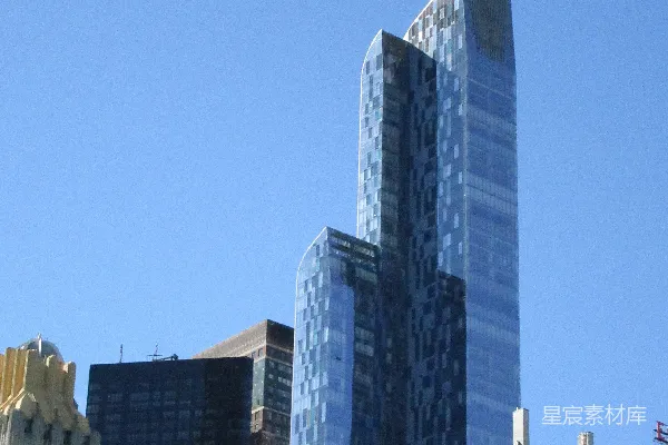 现代 skyscrapers 穿过清澈的蔚蓝天空