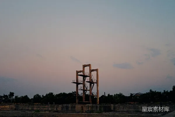高清摄影 一座高大的建筑坐落在水体旁边