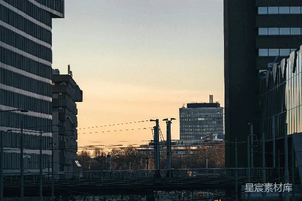 高清摄影 一条穿过城市的火车轨道，旁边是高楼大厦。