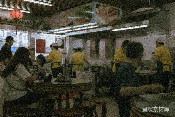 一群人在餐厅里坐在一张桌子旁