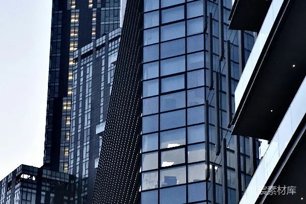 高清摄影 一座非常高的建筑紧挨着其他高大的建筑。