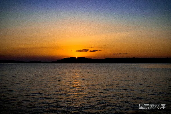 夕阳下山体附近的山影