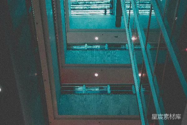 高清摄影 建筑物的棕色和灰色金属内饰