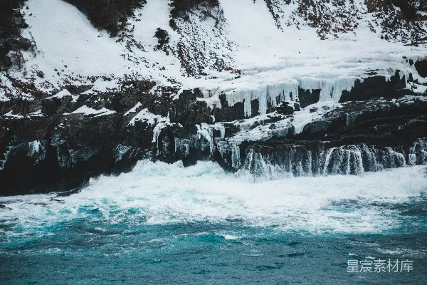 岩石山附近白天有水体附近的白色冰川
