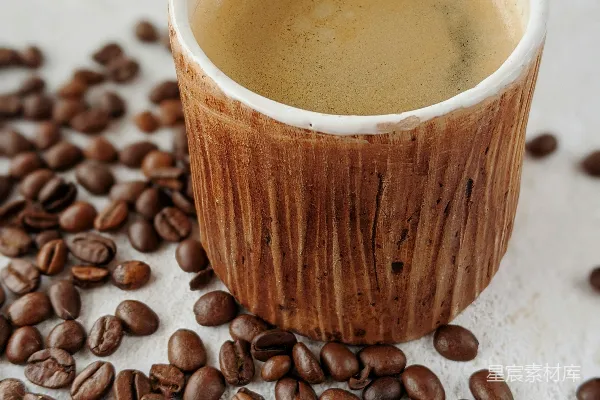棕色陶瓷咖啡杯