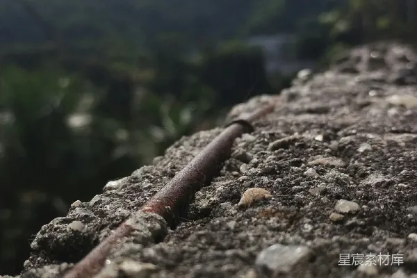 高清摄影 一根生锈的管道从地面伸出