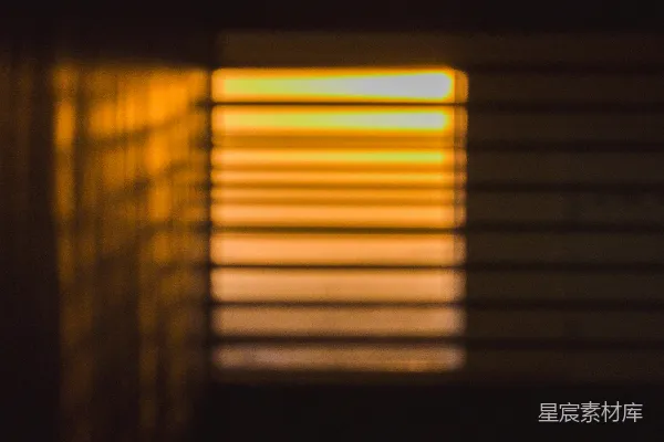 一幅模糊的带有窗帘的窗户图像