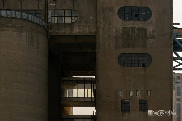 高清摄影 混凝土工业建筑，带有椭圆形窗户和圆形开口。