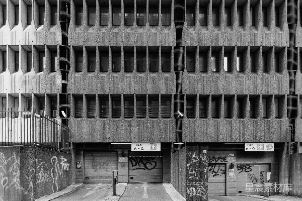 高清摄影 Brutalist建筑外立面，底层有涂鸦