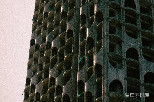高清摄影 正在建设中的混凝土高楼，有许多拱形开口。