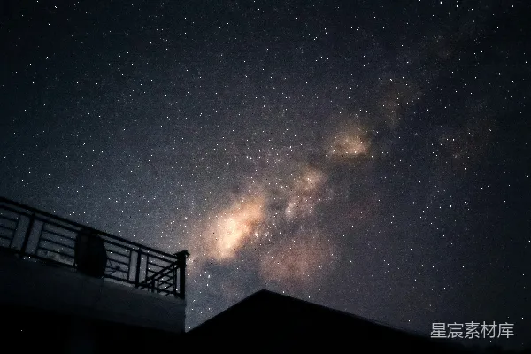 阳台上的一个人望着星空