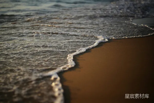 海滩上波浪的特写镜头