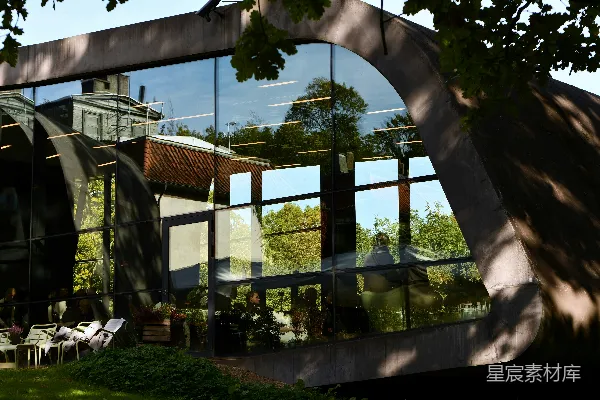 高清摄影 另一座建筑物窗户中的建筑物倒影