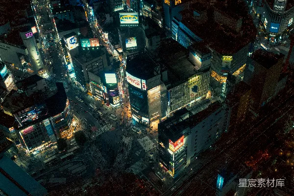 夜晚繁华城市的空中俯瞰