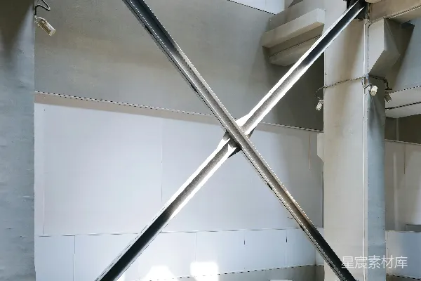 高清摄影 一个金属物体在白墙的房间里