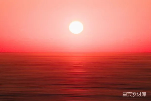 夕阳下的水域