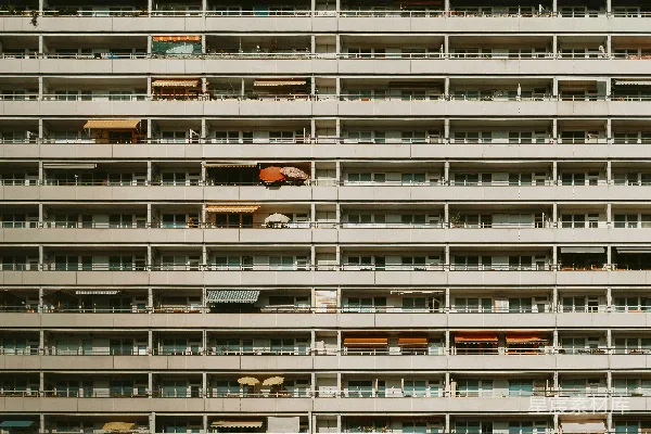 高清摄影 一栋建筑物上的公寓阳台重复排列的图案