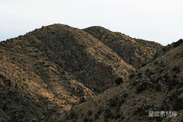山顶上俯瞰的山脉全景