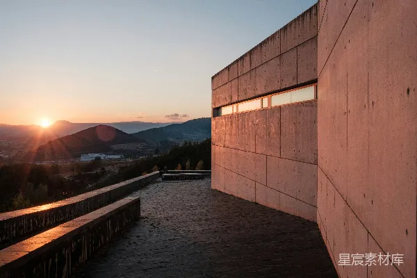 高清摄影 现代建筑的外立面在夕阳的映衬下，呈现出山景的美景。